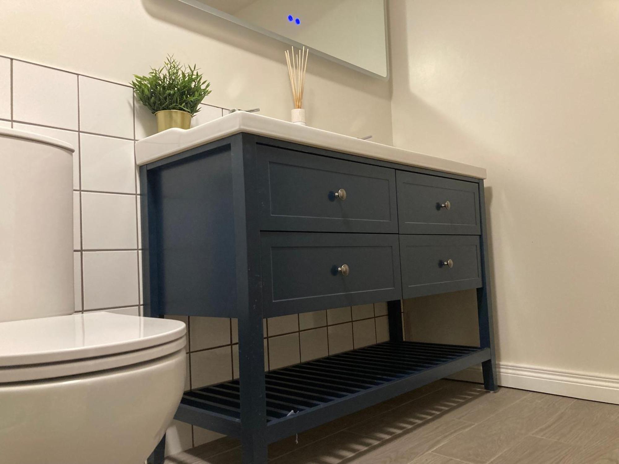 Smart 4K Tvs In All Bedrooms Double Vanity Sink Belfast Eksteriør billede