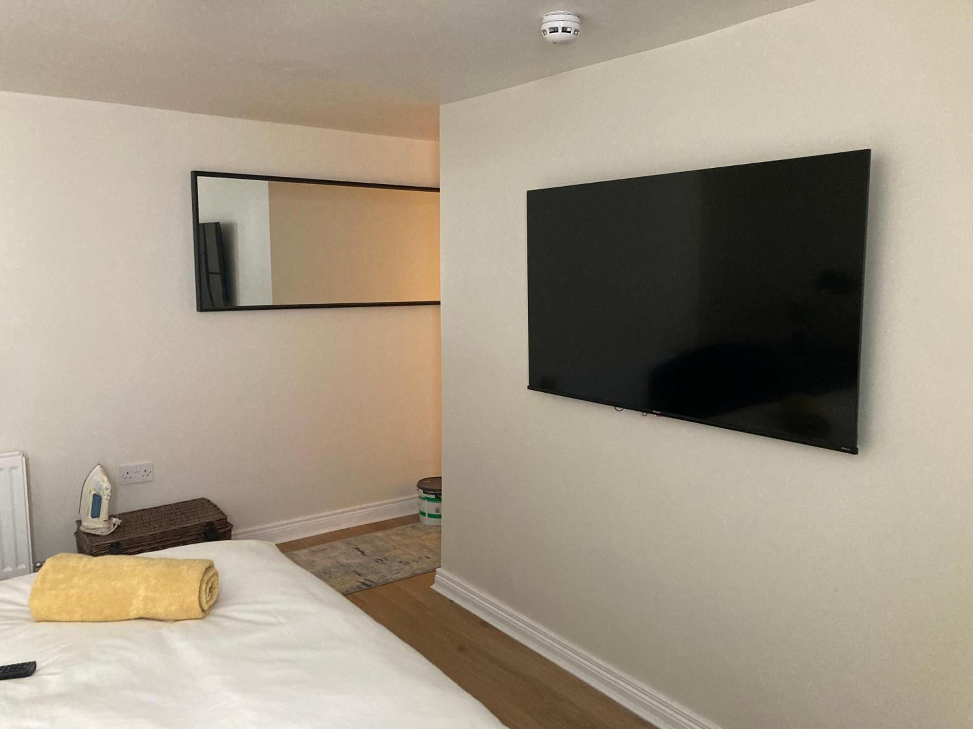 Smart 4K Tvs In All Bedrooms Double Vanity Sink Belfast Eksteriør billede