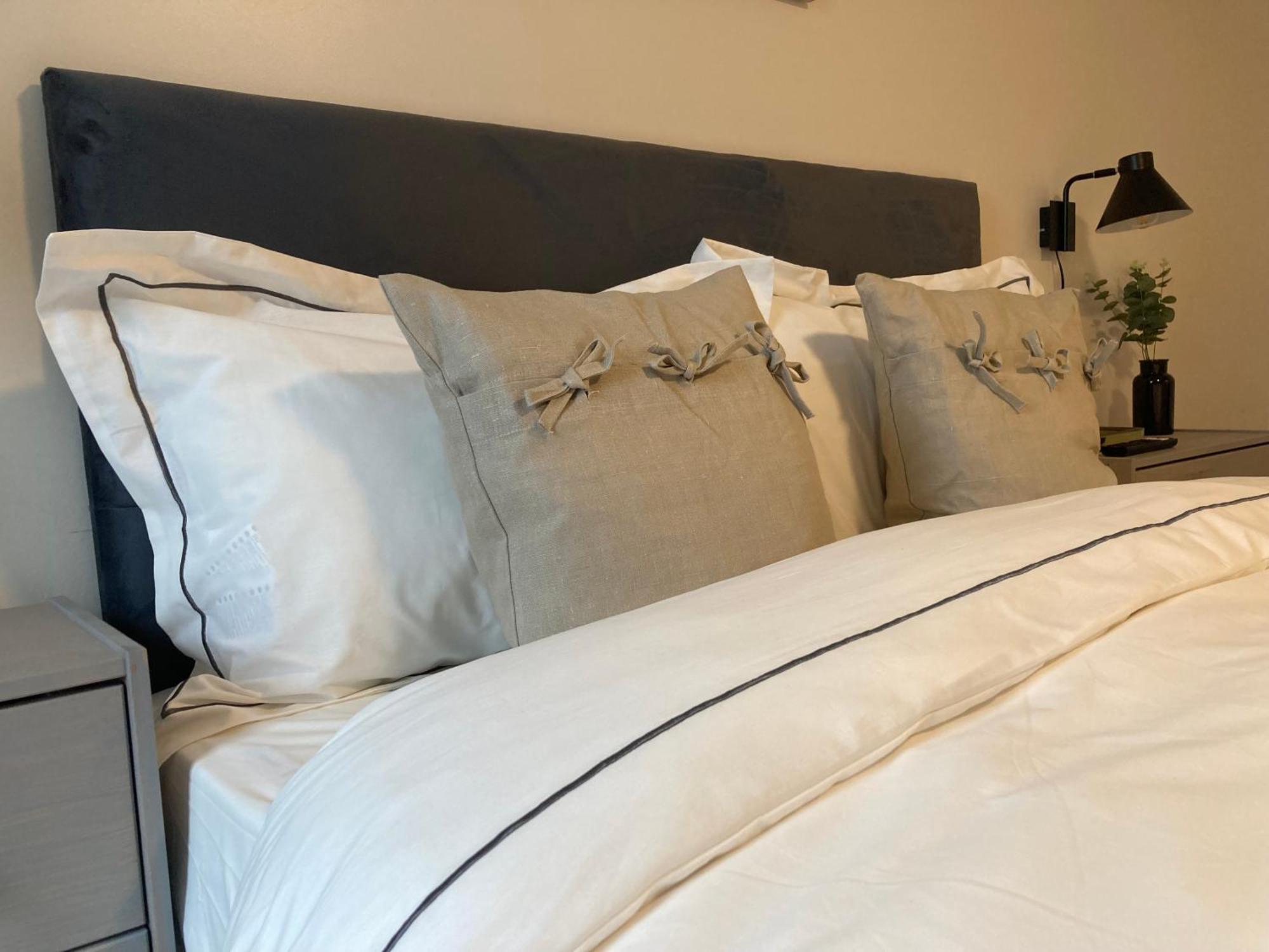 Smart 4K Tvs In All Bedrooms Double Vanity Sink Belfast Eksteriør billede