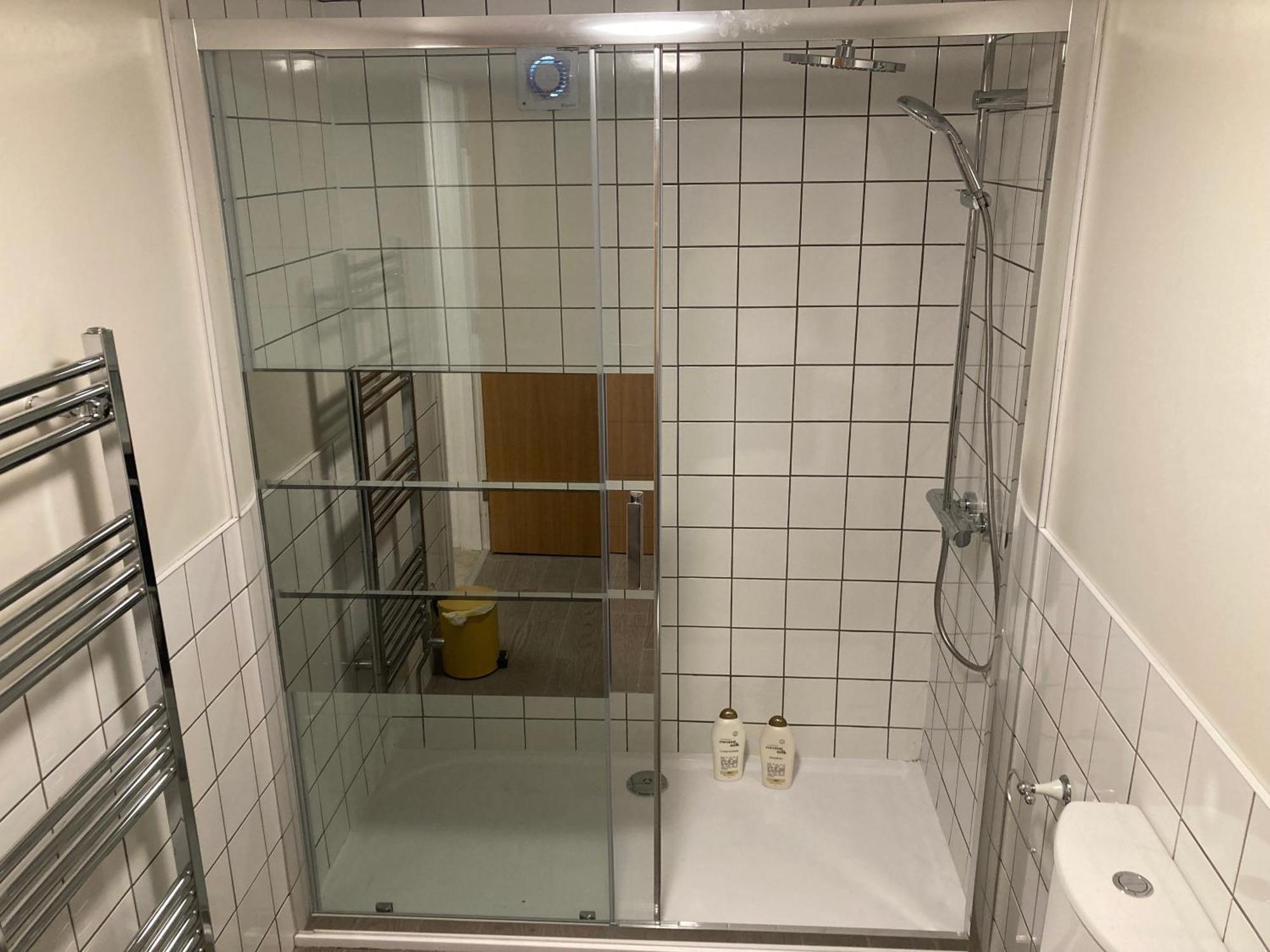 Smart 4K Tvs In All Bedrooms Double Vanity Sink Belfast Eksteriør billede