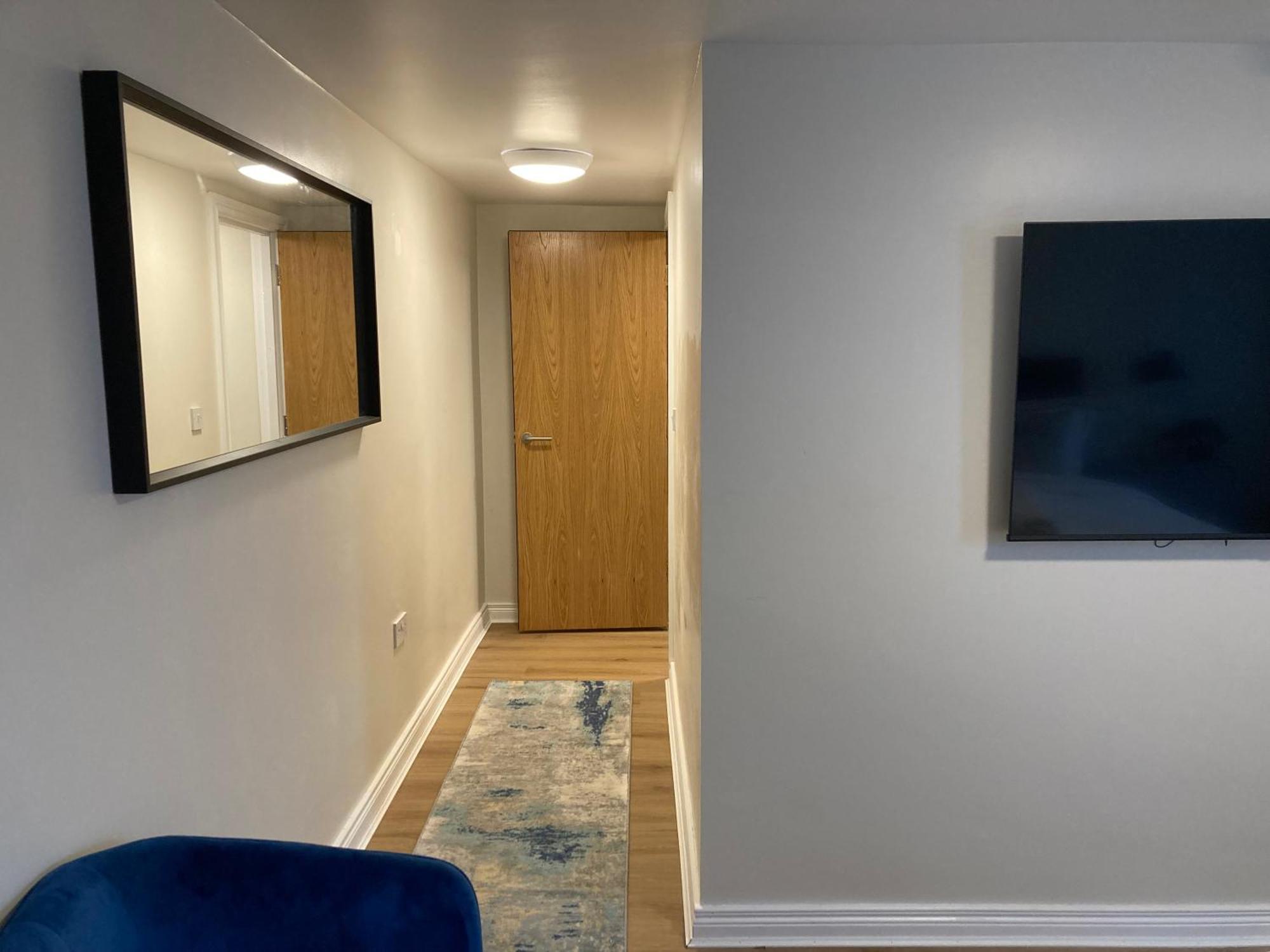 Smart 4K Tvs In All Bedrooms Double Vanity Sink Belfast Eksteriør billede