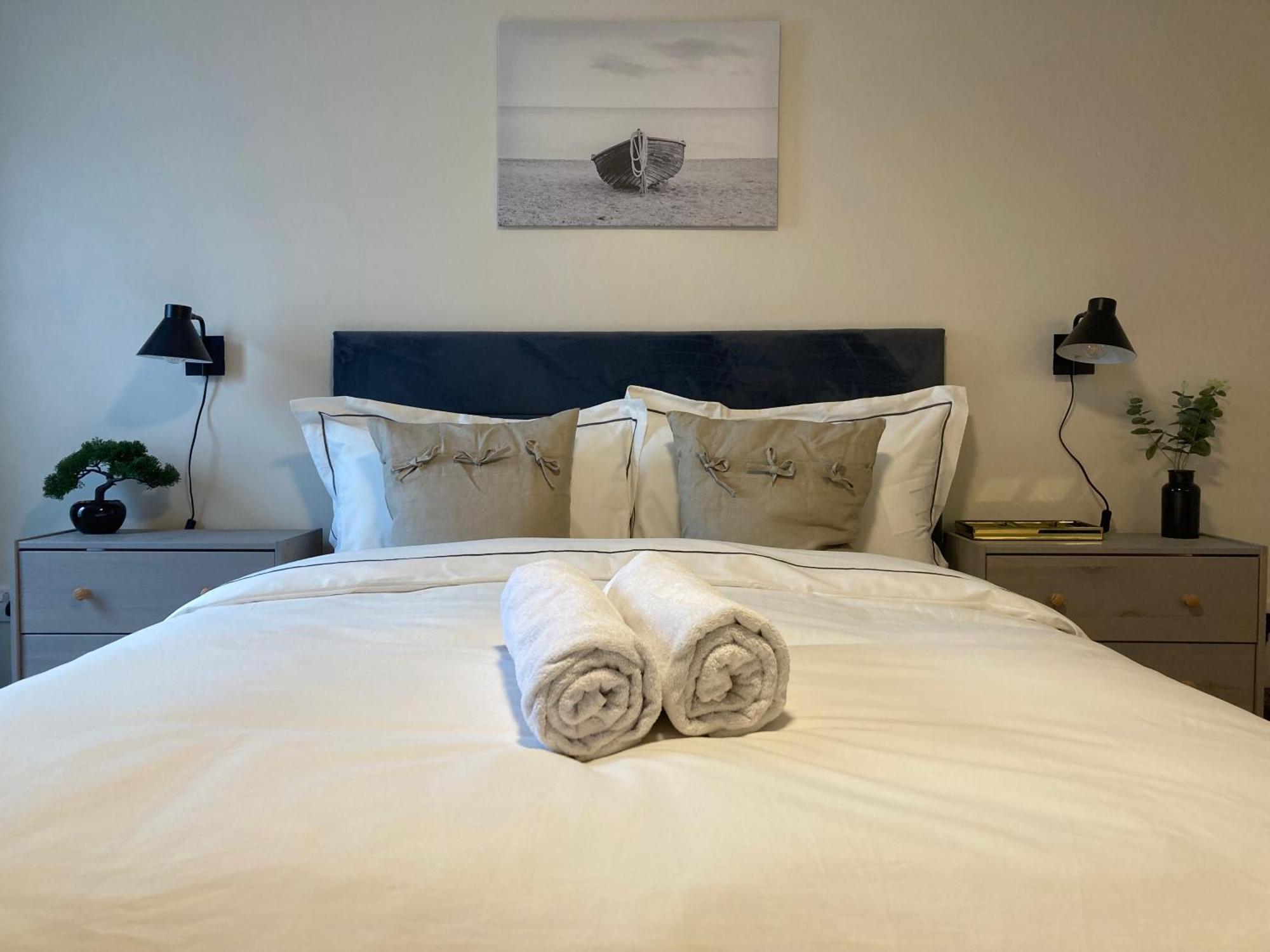 Smart 4K Tvs In All Bedrooms Double Vanity Sink Belfast Eksteriør billede
