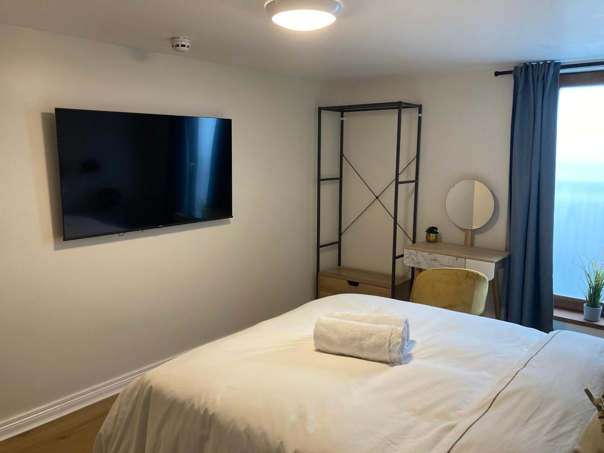 Smart 4K Tvs In All Bedrooms Double Vanity Sink Belfast Eksteriør billede