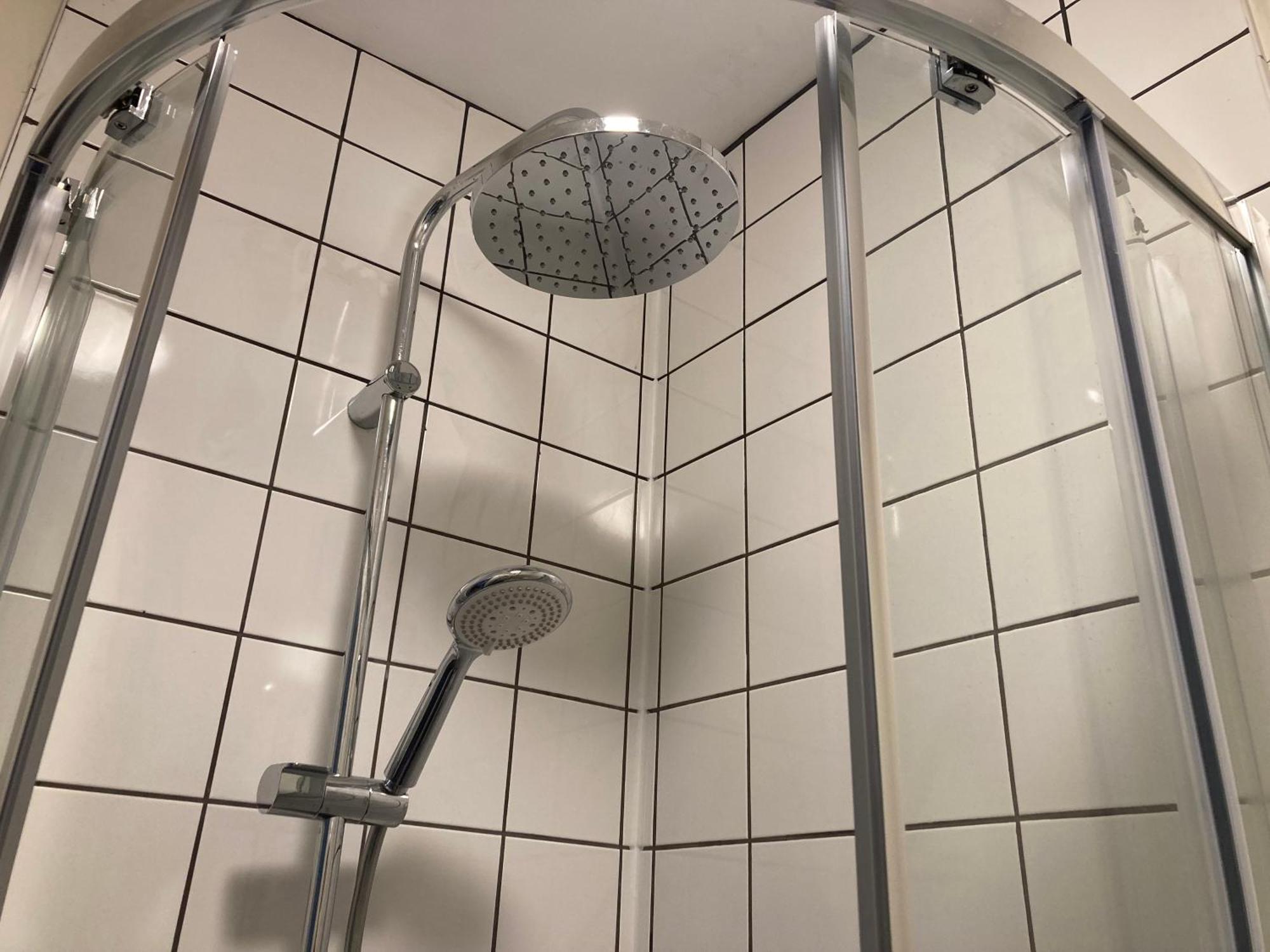 Smart 4K Tvs In All Bedrooms Double Vanity Sink Belfast Eksteriør billede