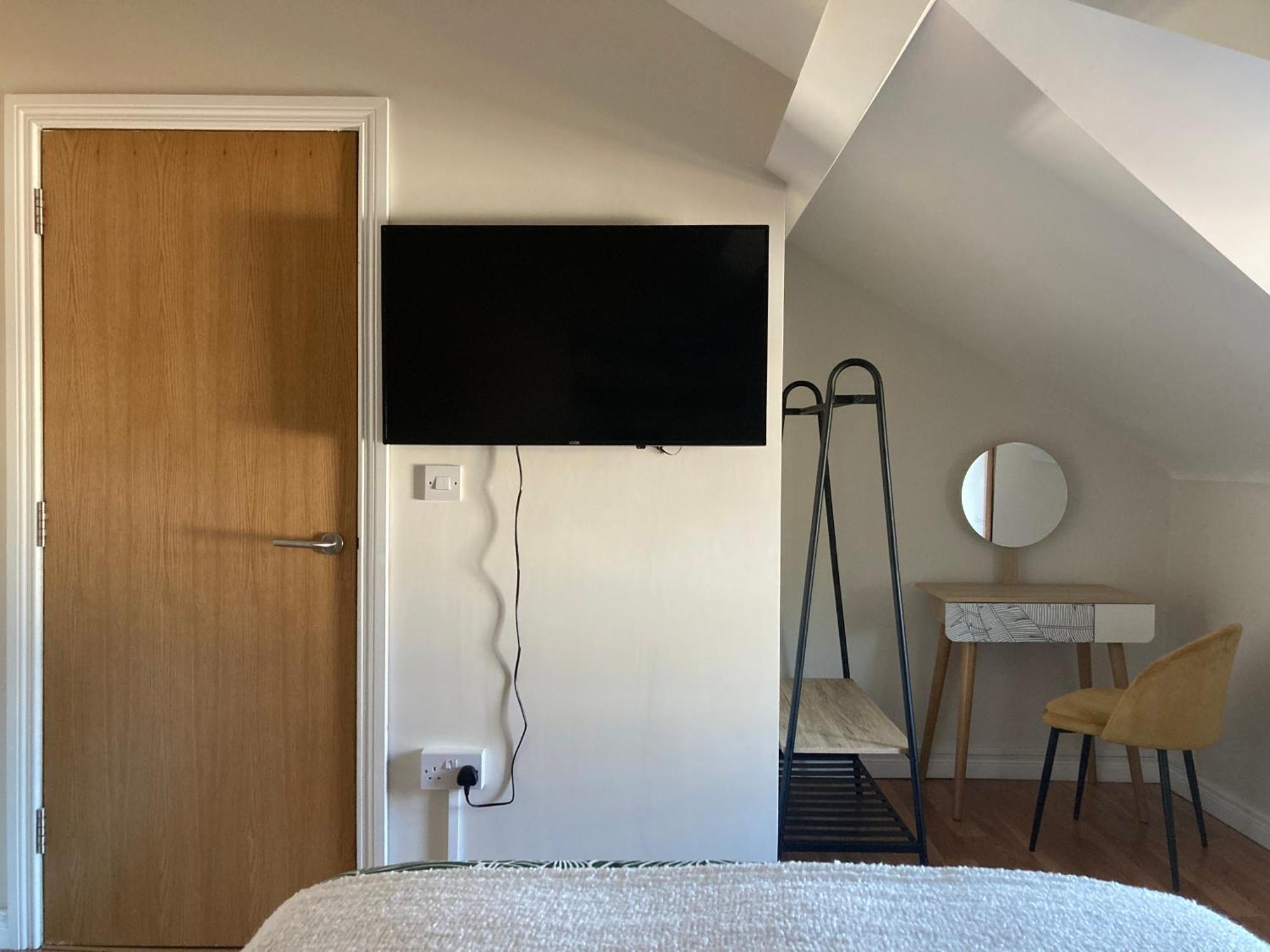 Smart 4K Tvs In All Bedrooms Double Vanity Sink Belfast Eksteriør billede