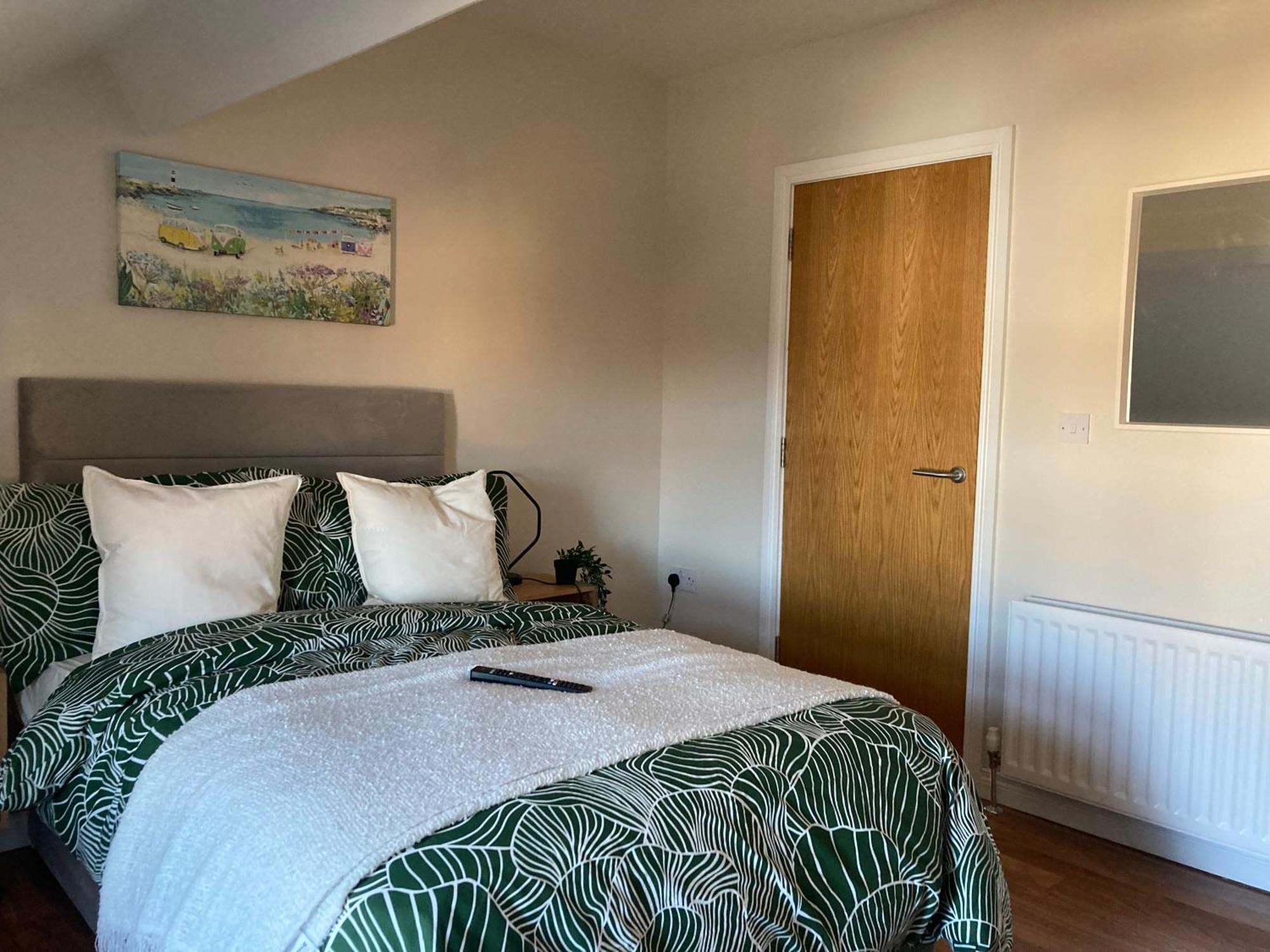 Smart 4K Tvs In All Bedrooms Double Vanity Sink Belfast Eksteriør billede