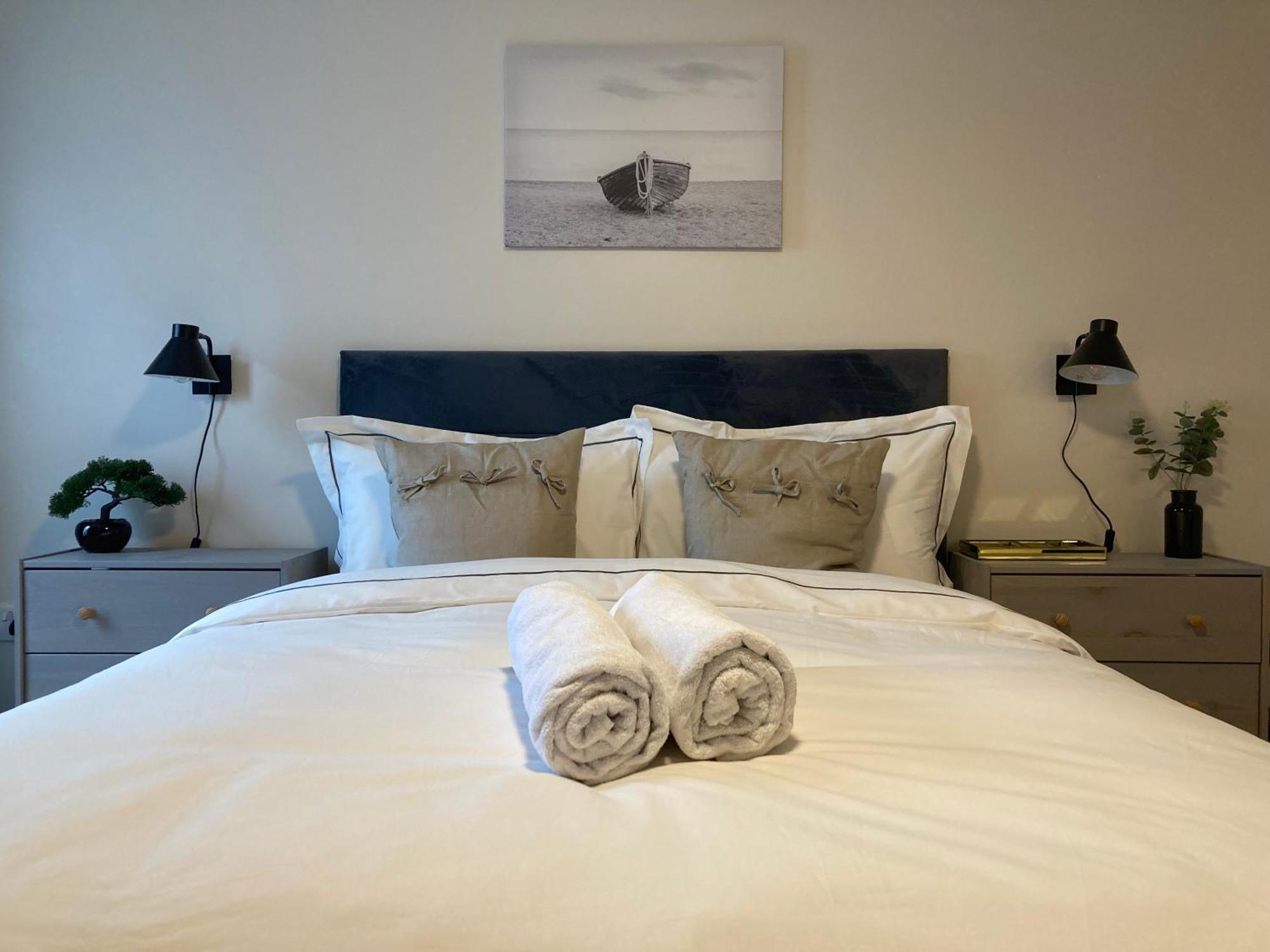 Smart 4K Tvs In All Bedrooms Double Vanity Sink Belfast Eksteriør billede