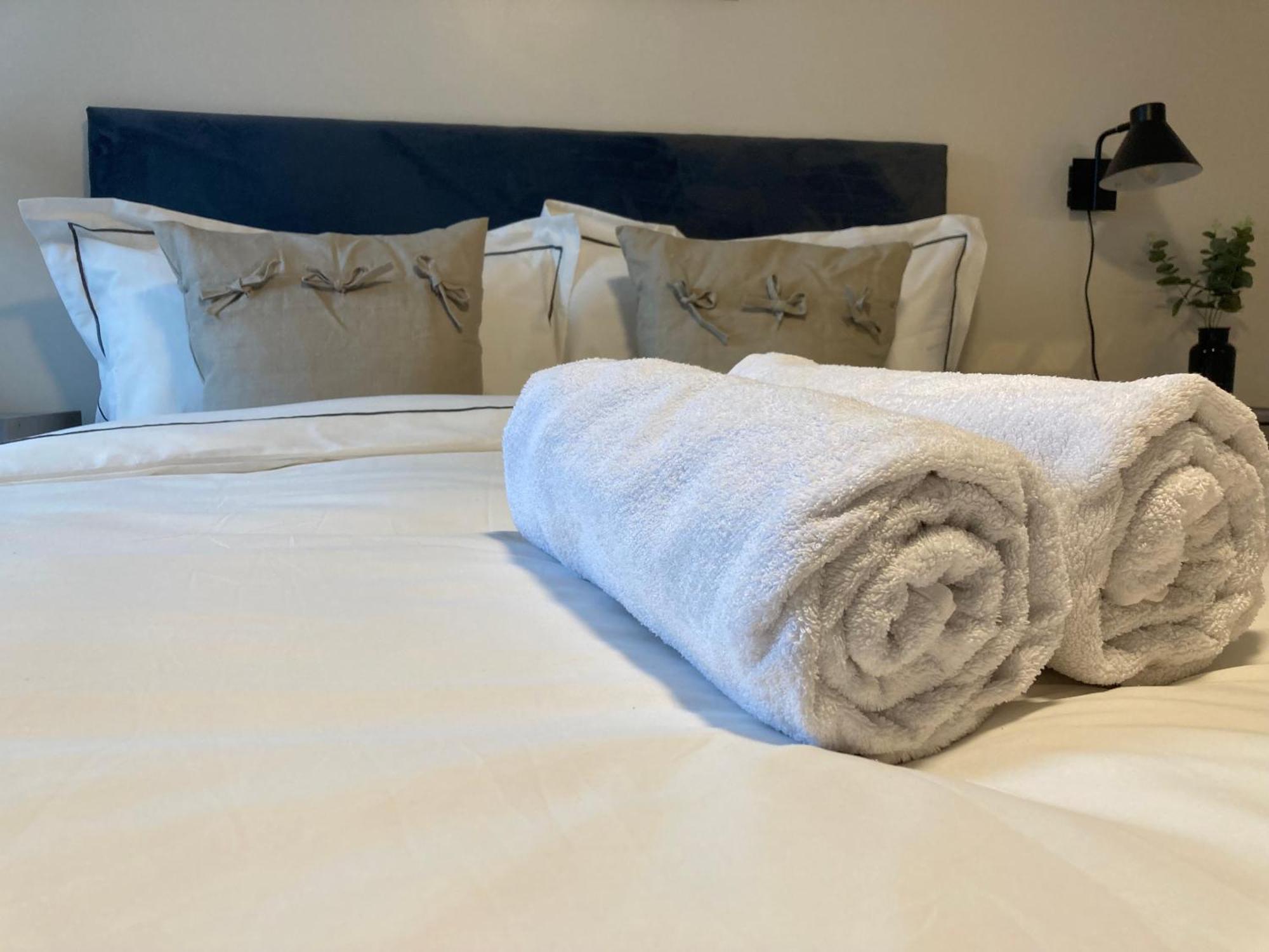 Smart 4K Tvs In All Bedrooms Double Vanity Sink Belfast Eksteriør billede